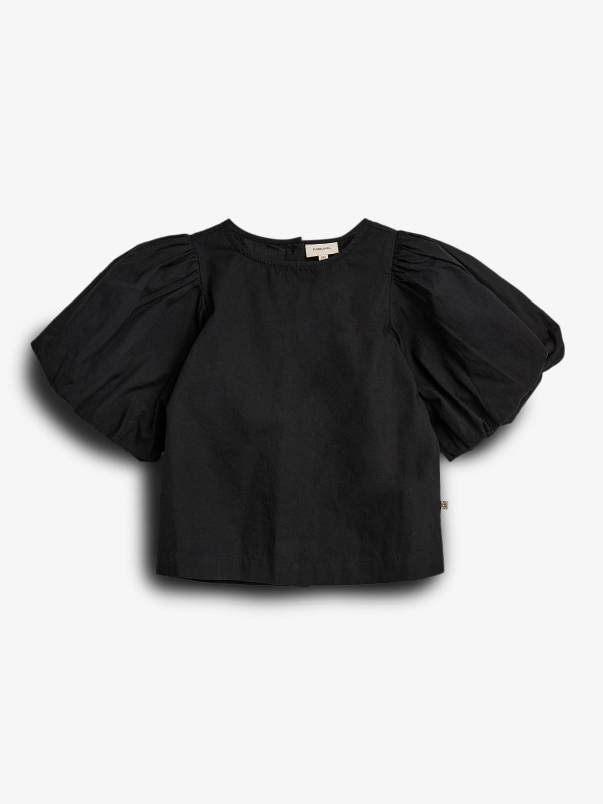 Bluse i sort med store, puffede ærmer ligger fladt mod en hvid baggrund. Label indeni viser teksten "Paade Mode".