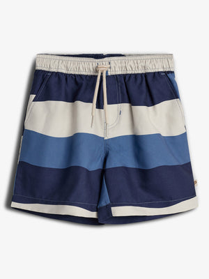 Shorts med blå, hvide og lyseblå horisontale striber, strammes med snørebånd. De ligger på en ensfarvet, lys baggrund.