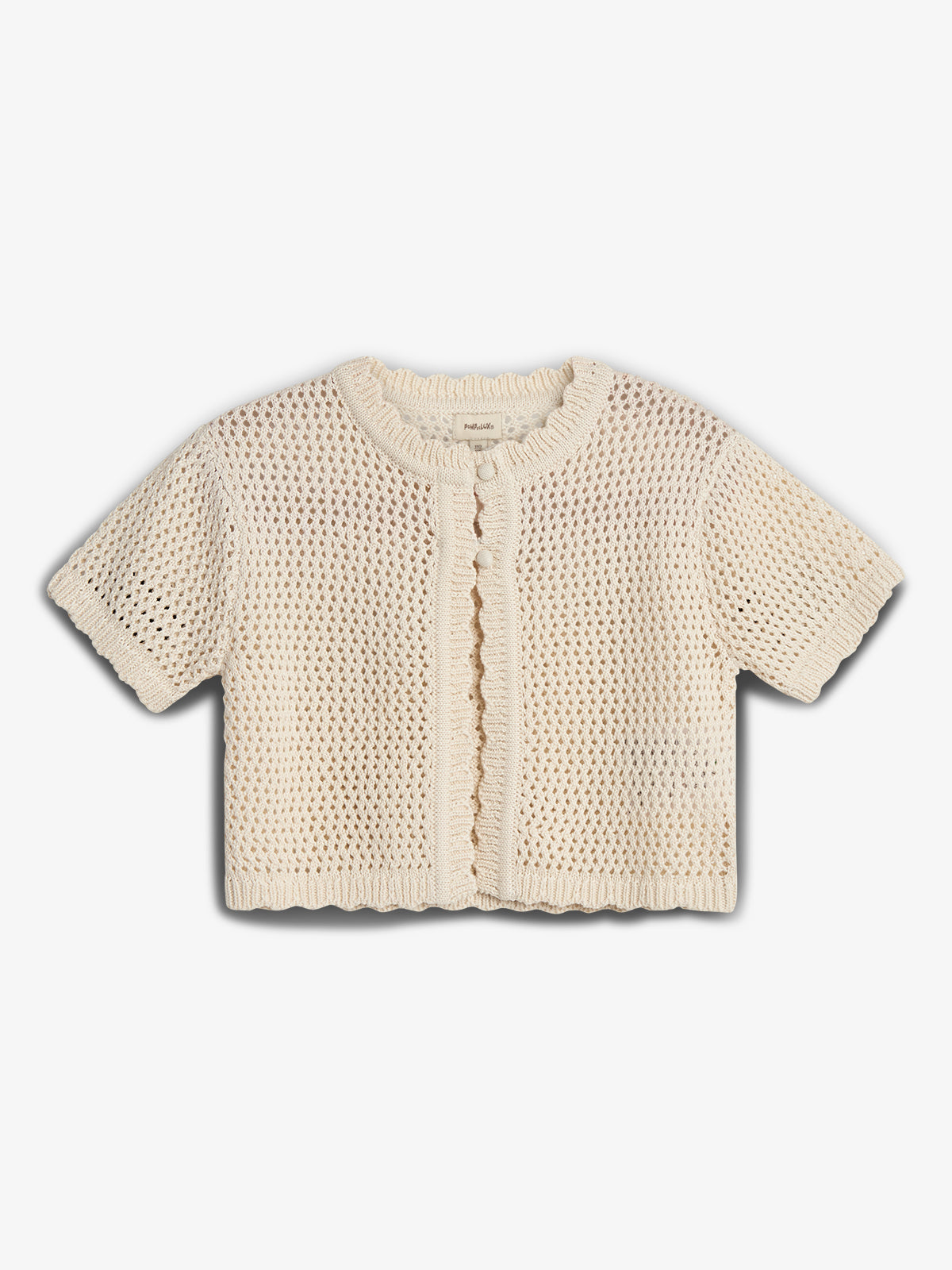 En cremefarvet, hulstrikket cardigan med korte ærmer ligger fladt på en neutral baggrund. Den har en rund halsudskæring og fremhæves af dekorative knapper langs fronten.
