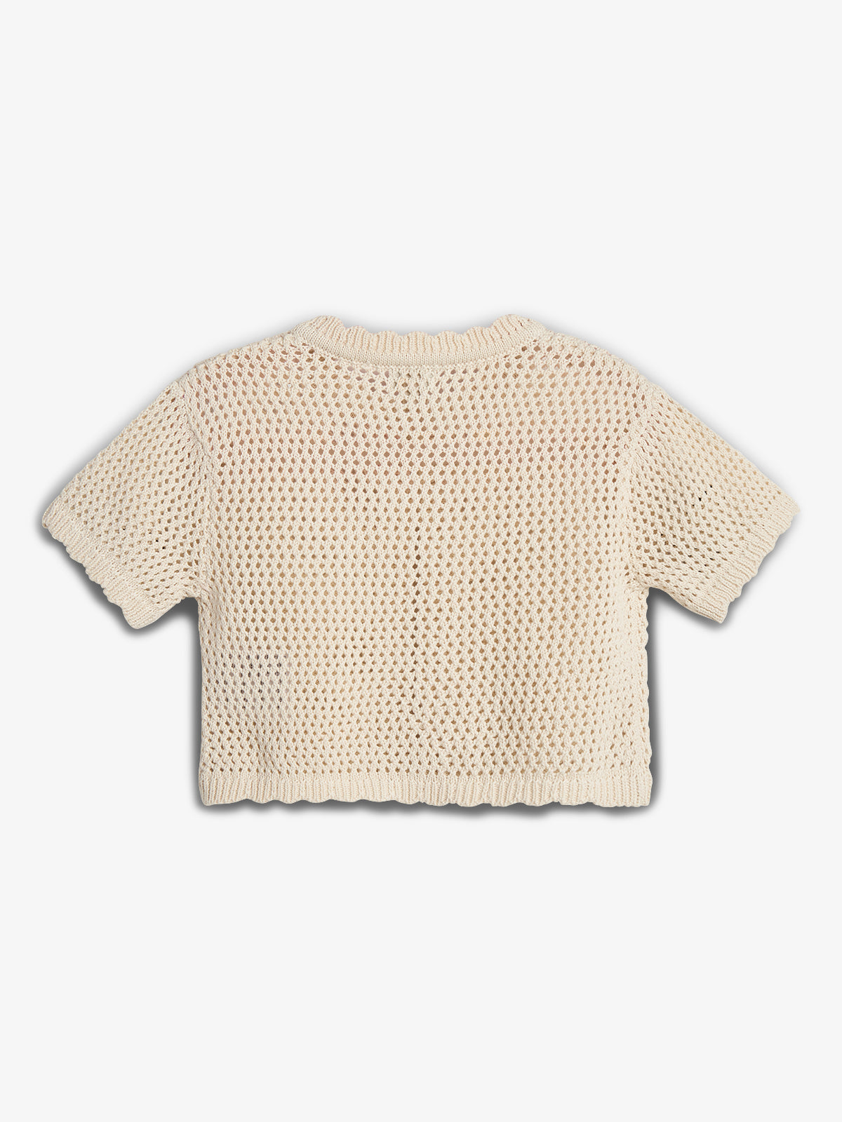 Kortærmet, beige striktrøje med hulmønster; ligger fladt uden baggrundsforstyrrelser.