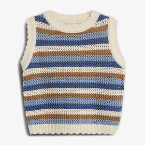 Strikket vest med striber i blå, brun og cremefarver ligger fladt. Den har en ribstrikket krave samt ærmegab. Baggrunden er ensfarvet og lys.