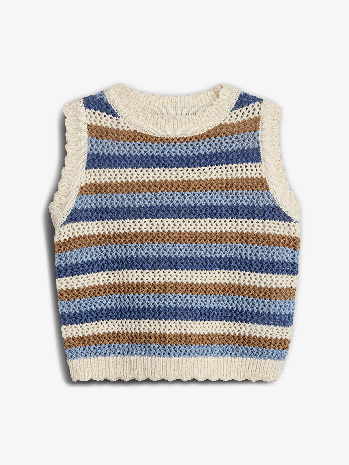 Strikket vest med striber i blå, brun og cremefarver ligger fladt. Den har en ribstrikket krave samt ærmegab. Baggrunden er ensfarvet og lys.