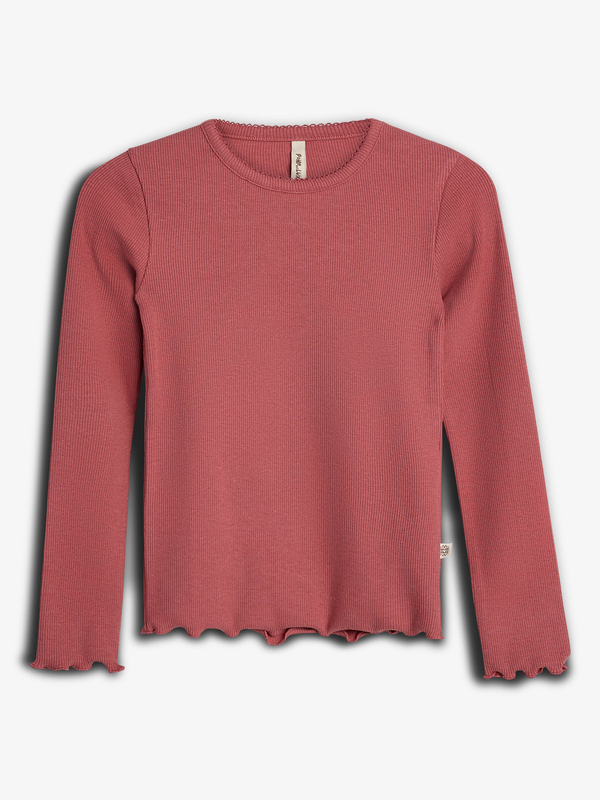 Langærmet, ribstrikket bluse i støvet rosa farve med bølget kant. Stoffet har en blød tekstur og en afslappet pasform. Etiketten inde i kraven viser "Hust & Claire". Blusen er sat mod en ensfarvet hvid baggrund.