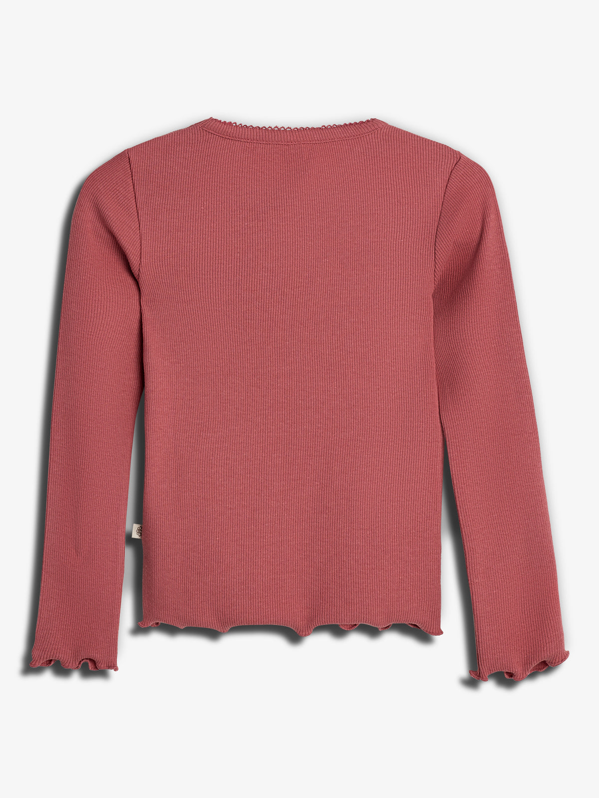 Rød bluse med lange ærmer og bølgekantdetaljer vises på en hvid baggrund. Teksturen er ribbet, hvilket giver en struktureret look. Ingen tekst er synlig.