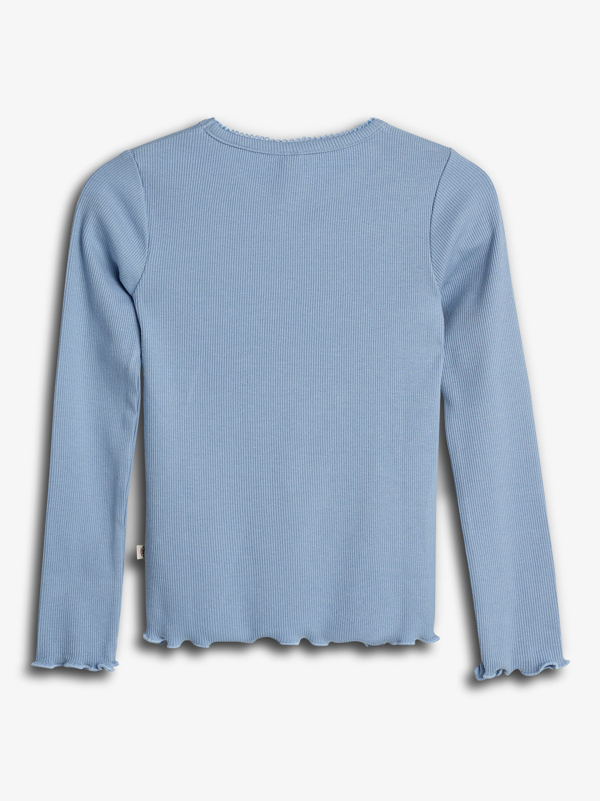 Langærmet bluse i lyseblå ribstrik med bølget kanter ved ærmer og talje, ligger fladt mod en hvid baggrund.