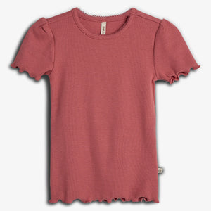 Rød t-shirt med korte ærmer og bølgede kanter, ligger fladt mod en lys baggrund. Stoffet har en ribbet tekstur og mærket "55 % recycled cotton" er synligt i nakken.