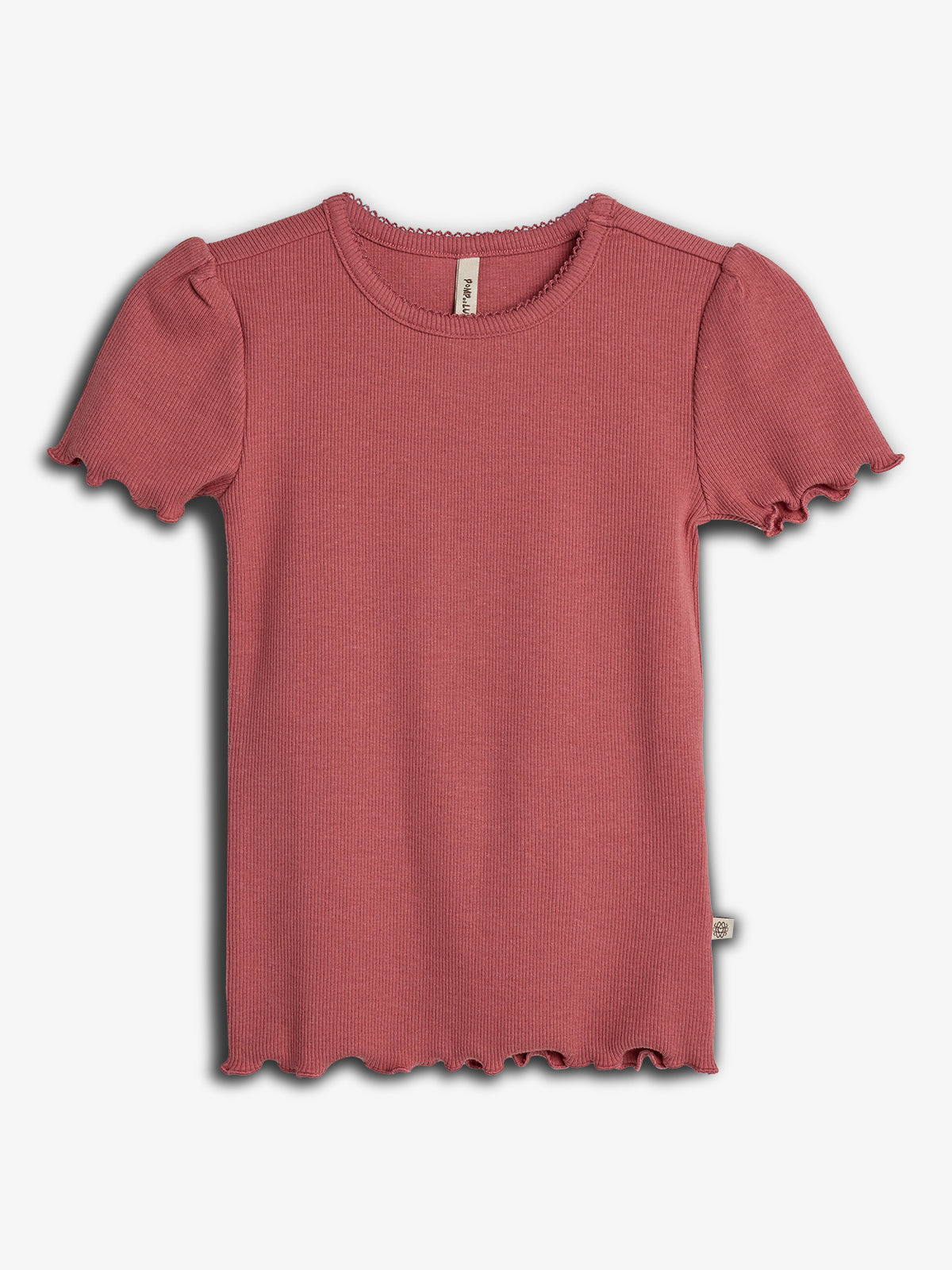 Rød t-shirt med korte ærmer og bølgede kanter, ligger fladt mod en lys baggrund. Stoffet har en ribbet tekstur og mærket "55 % recycled cotton" er synligt i nakken.