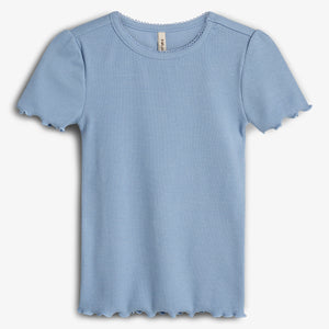 Blå kortærmet t-shirt med bølgede kanter ligger fladt mod en hvid baggrund. Stoffet er ribbet, og der er en lille, beige etiket ved halsudskæringen.