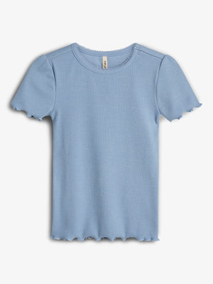 Blå kortærmet t-shirt med bølgede kanter ligger fladt mod en hvid baggrund. Stoffet er ribbet, og der er en lille, beige etiket ved halsudskæringen.