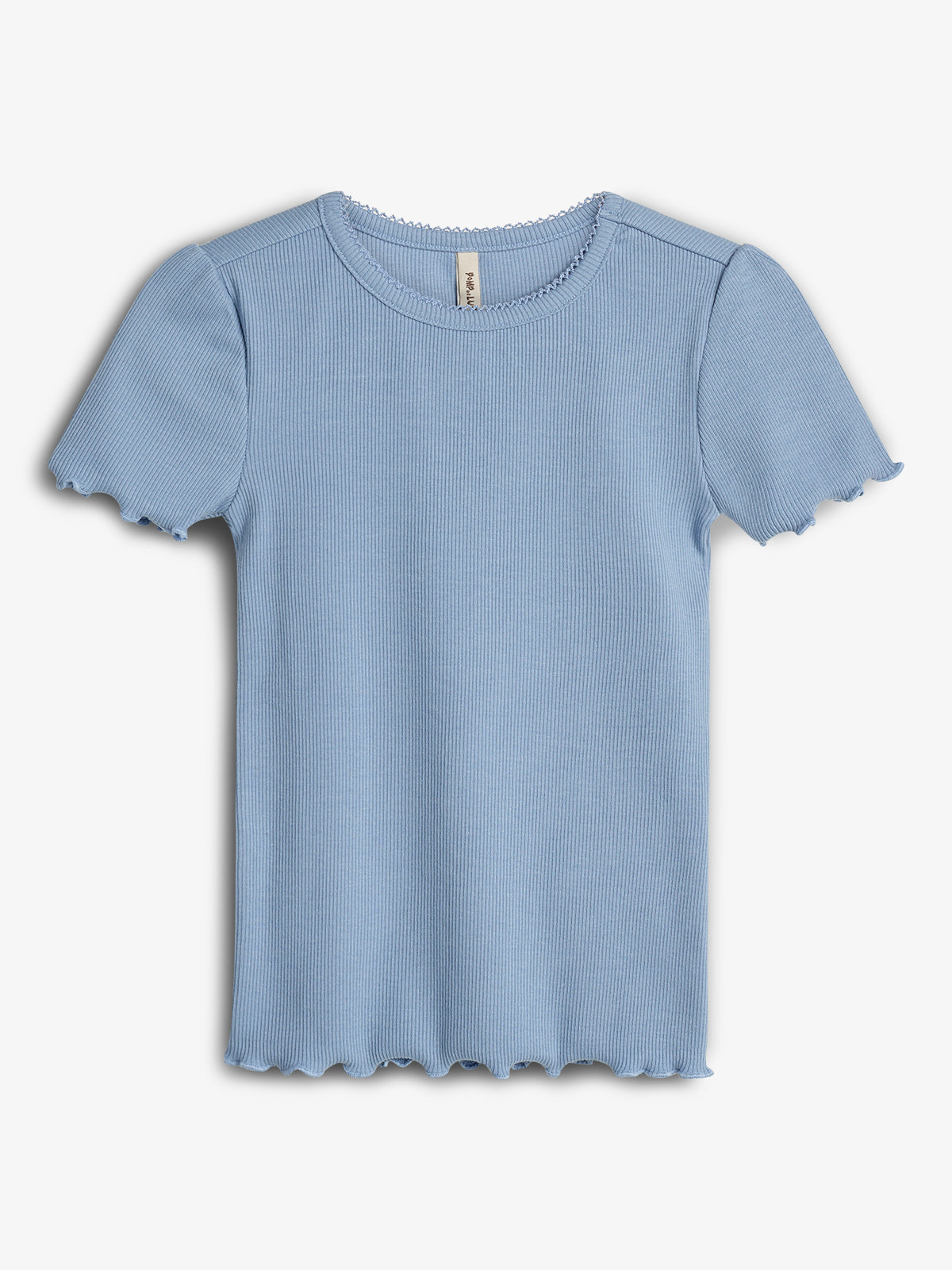 Blå kortærmet t-shirt med bølgede kanter ligger fladt mod en hvid baggrund. Stoffet er ribbet, og der er en lille, beige etiket ved halsudskæringen.
