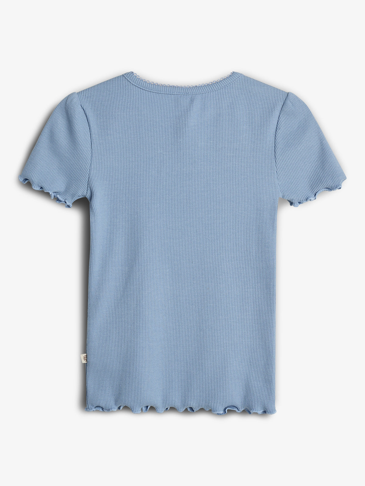 Blå t-shirt med rillemønster og bølgekantdetaljer langs ærmer og bund, ligger fladt mod en hvid baggrund.