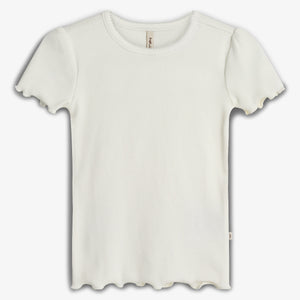 Hvid t-shirt hænger statisk med bølgede kanter og korte ærmer i ribbet stof. Et mærkat i nakken bærer teksten "Pure Pure". Trøjen vises mod en neutral, hvid baggrund.