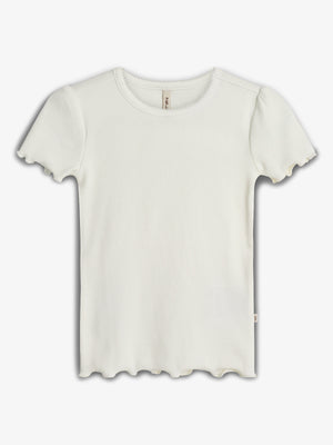 Hvid t-shirt hænger statisk med bølgede kanter og korte ærmer i ribbet stof. Et mærkat i nakken bærer teksten "Pure Pure". Trøjen vises mod en neutral, hvid baggrund.