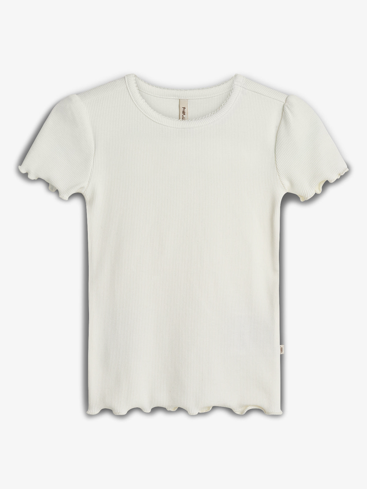 Hvid t-shirt hænger statisk med bølgede kanter og korte ærmer i ribbet stof. Et mærkat i nakken bærer teksten "Pure Pure". Trøjen vises mod en neutral, hvid baggrund.