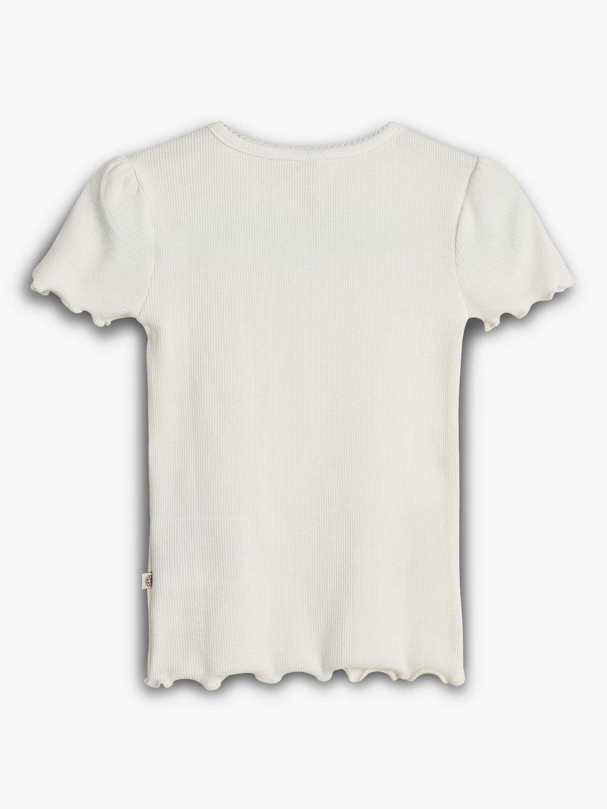 Hvid t-shirt med korte ærmer og bølget kantdesign ligger fladt, uden tekstur eller mønstre, på en enkel baggrund.