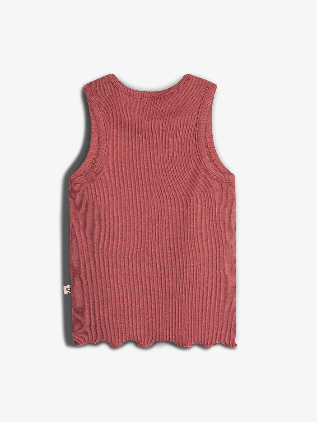 En ærmeløs, ribbet, rosa top ligger fladt mod en neutral baggrund. Toppen har en bølget kant i bunden og en lille mærketik på siden.