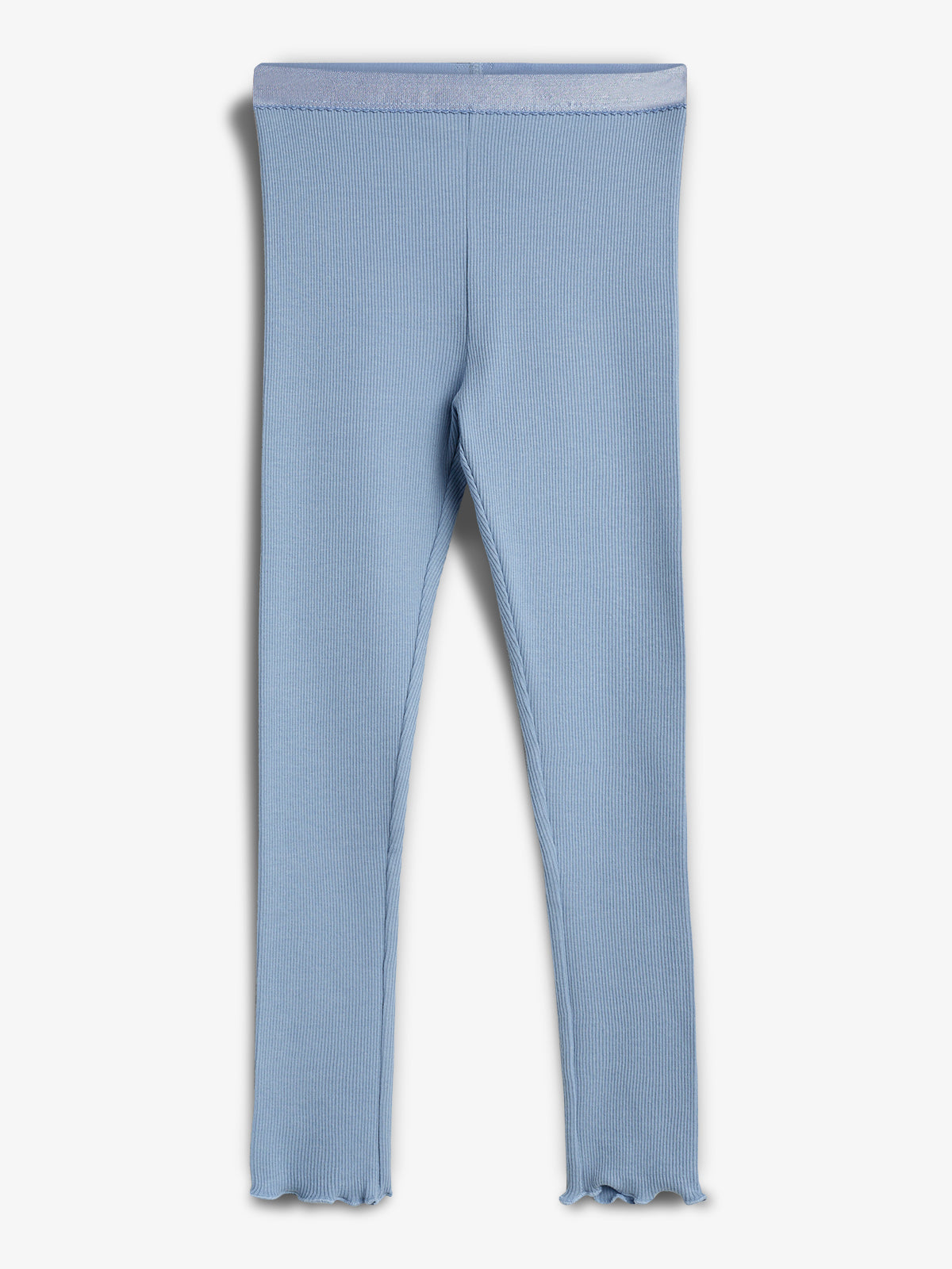 Blå leggings lavet af ribbet stof ligger fladt mod en hvid baggrund. Bukserne har en elastisk talje og bølgekant forneden.
