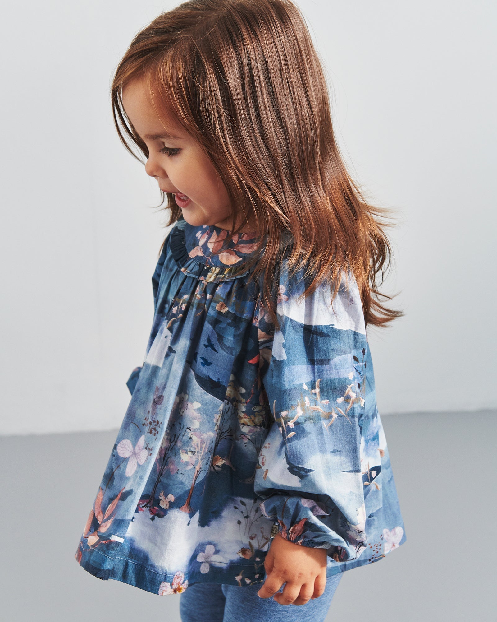 Poplin Bluse med naturskønt print - Little - Blue/Rose