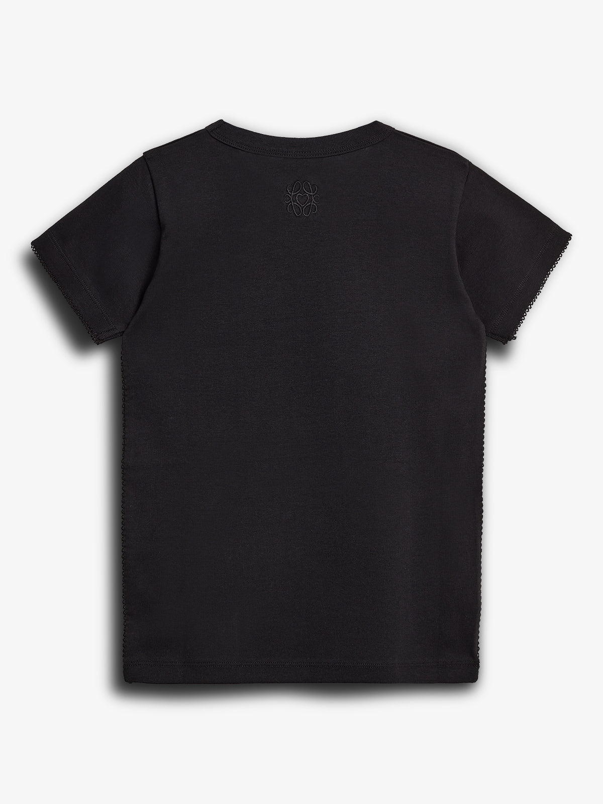 En sort t-shirt med korte ærmer ligger fladt på en lys baggrund. En lille, dekorativ broderet detalje ses under halsudskæringen på bagsiden.
