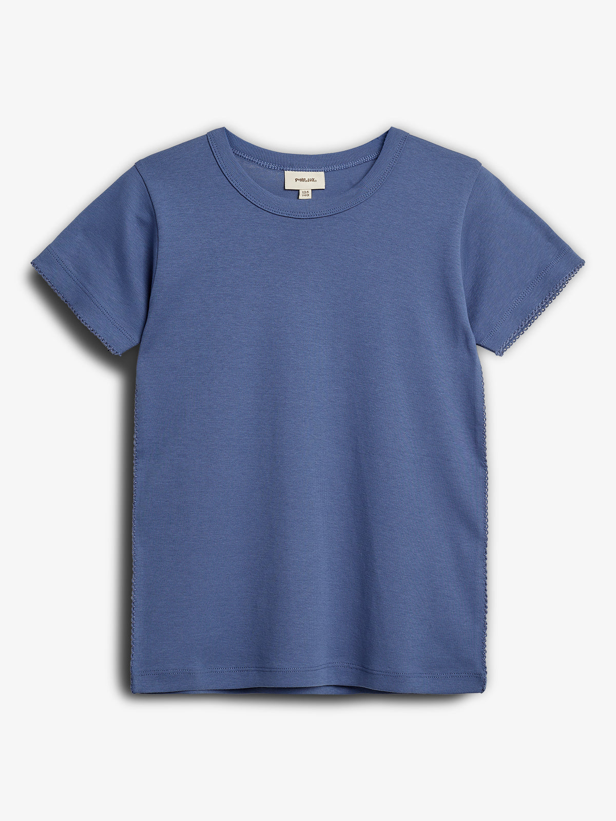 Kortærmet blå T-shirt hænger mod en hvid baggrund. Den har en rund halsudskæring. Et mærke indvendigt viser størrelsen 130.