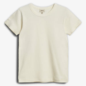 Kortærmet, cremefarvet T-shirt liggende fladt mod en neutral baggrund. Etiket i nakken viser: "Pure & Simple" samt størrelse "14". Trøjen har enkel, klassisk design uden øvrig pynt.