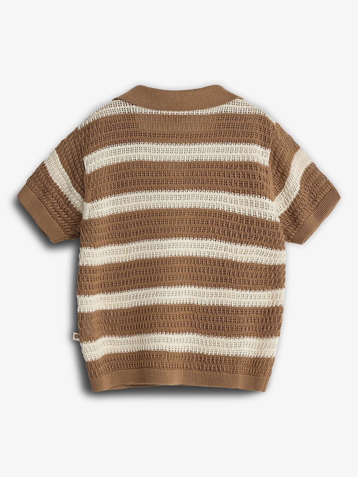 En stribet, brun-hvid sweater med korte ærmer ligger fladt mod en hvid baggrund. Sweateren har et hulmønster og ribkanter ved ærmerne og halsudskæringen.