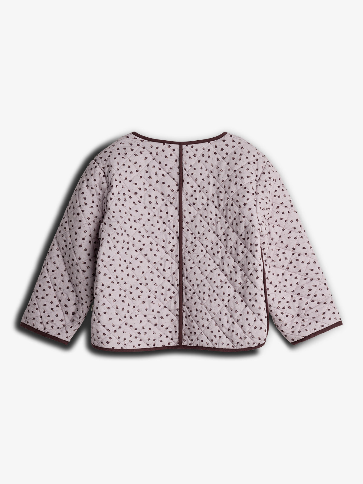 En quiltet jakke vises fladt på en lys baggrund, dekoreret med små blomsterprint og brune kanter. Jakken er lagt op for at vise dens bagside og mønster.