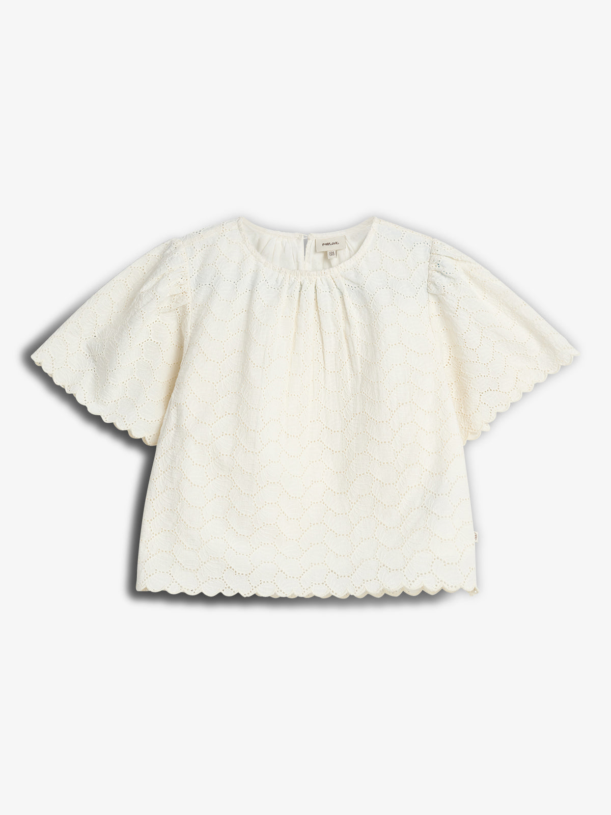Hvid bluse med bølget mønster, korte og brede ærmer, udstilles mod en lys baggrund. Stoffet har små huller, der danner et elegant, dekorativt mønster.