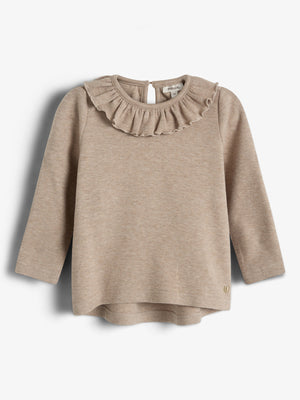 Bluse med krave, hænger uvirksomt; beige med lange ærmer, kontekstløst på hvid baggrund.