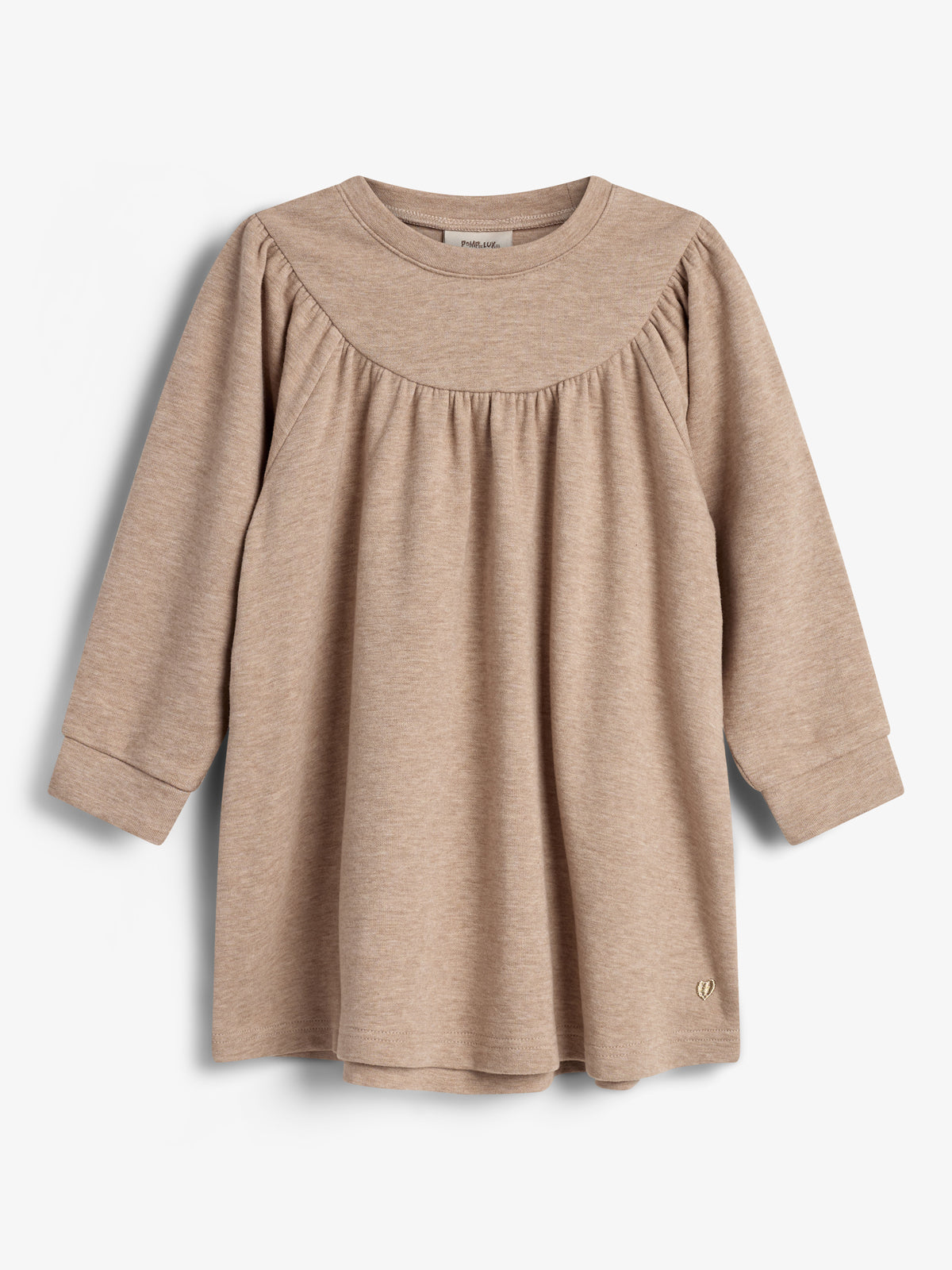 Langærmet beige kjole hænger mod en neutral baggrund. Stoffet er let rynket ved skuldrene og brystet. En lille detalje findes nederst i højre hjørne.