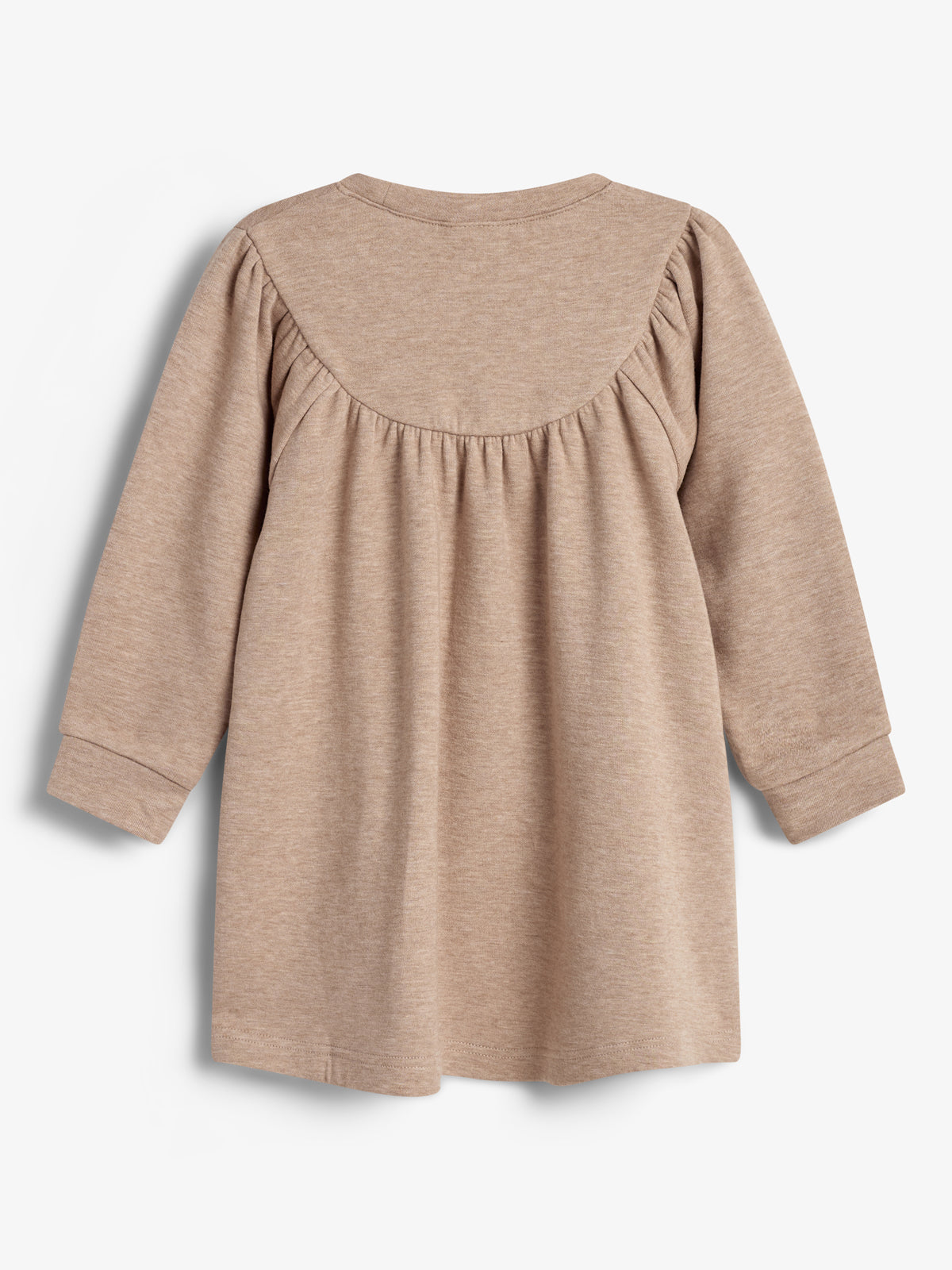 En beige langærmet kjole med rund hals og folder ved skuldrene hænger stille mod en hvid baggrund, hvilket fremhæver dens enkle design og struktur.