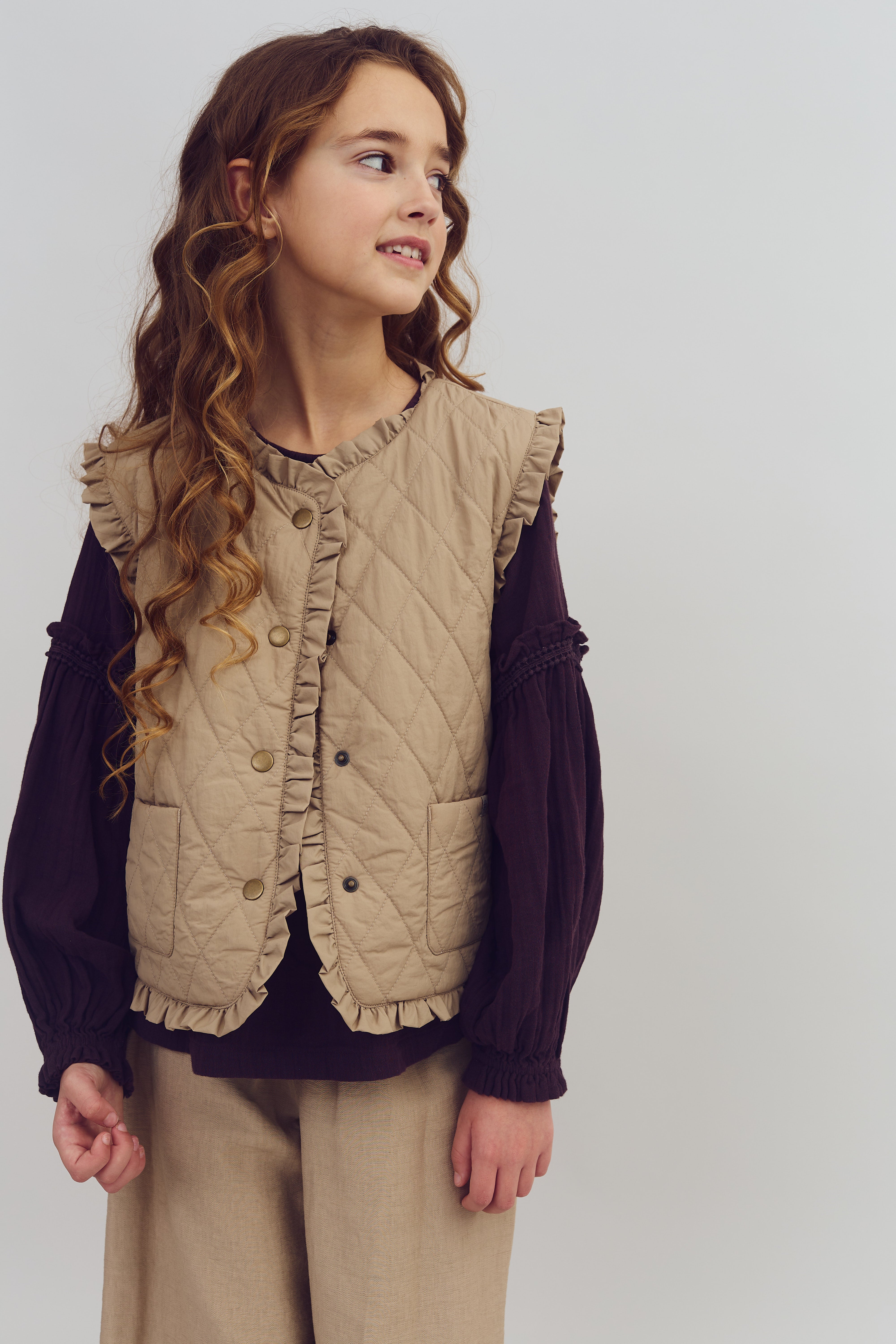 Vatteret vest med flæser - Tweens - Dark beige