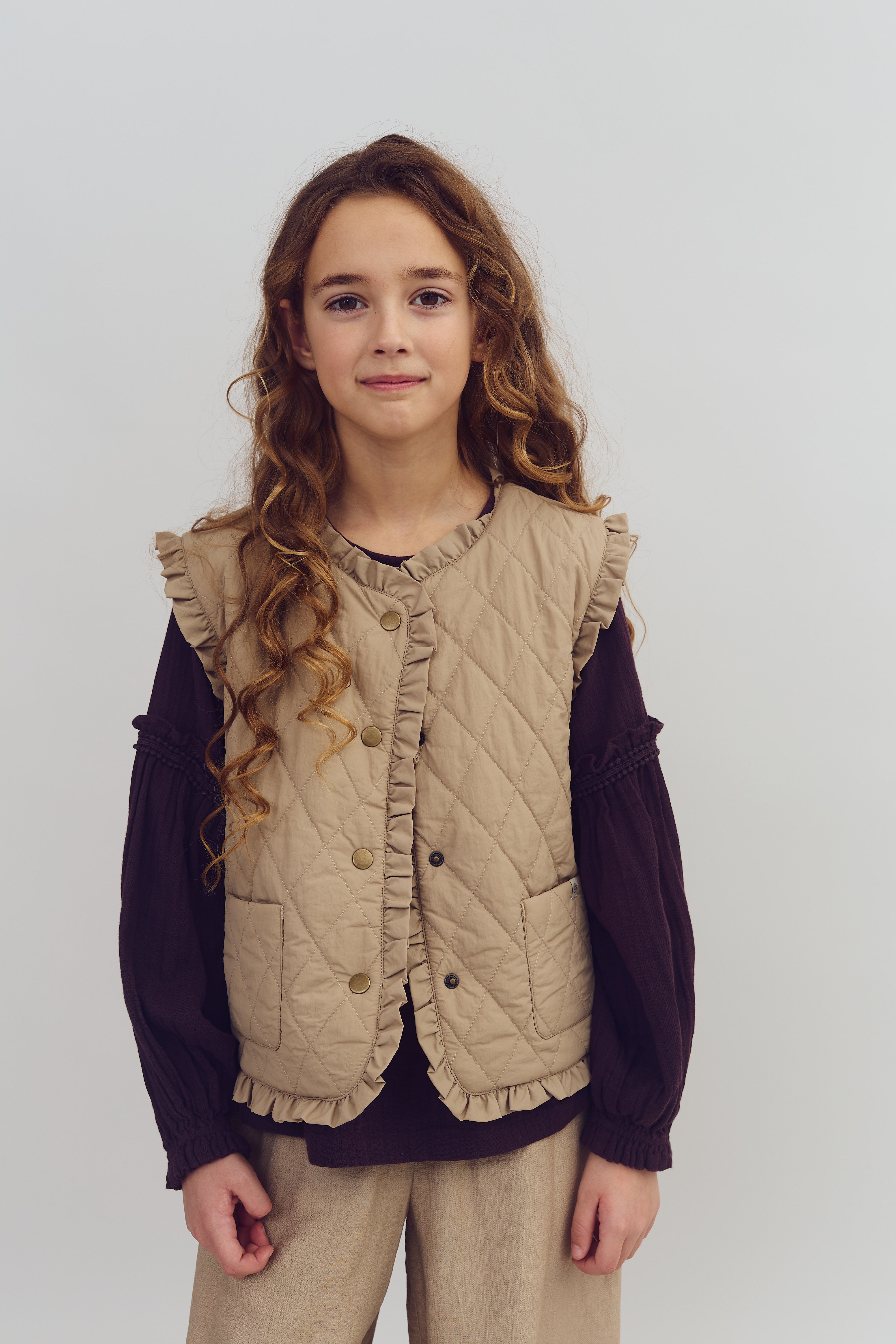 Vatteret vest med flæser - Tweens - Dark beige