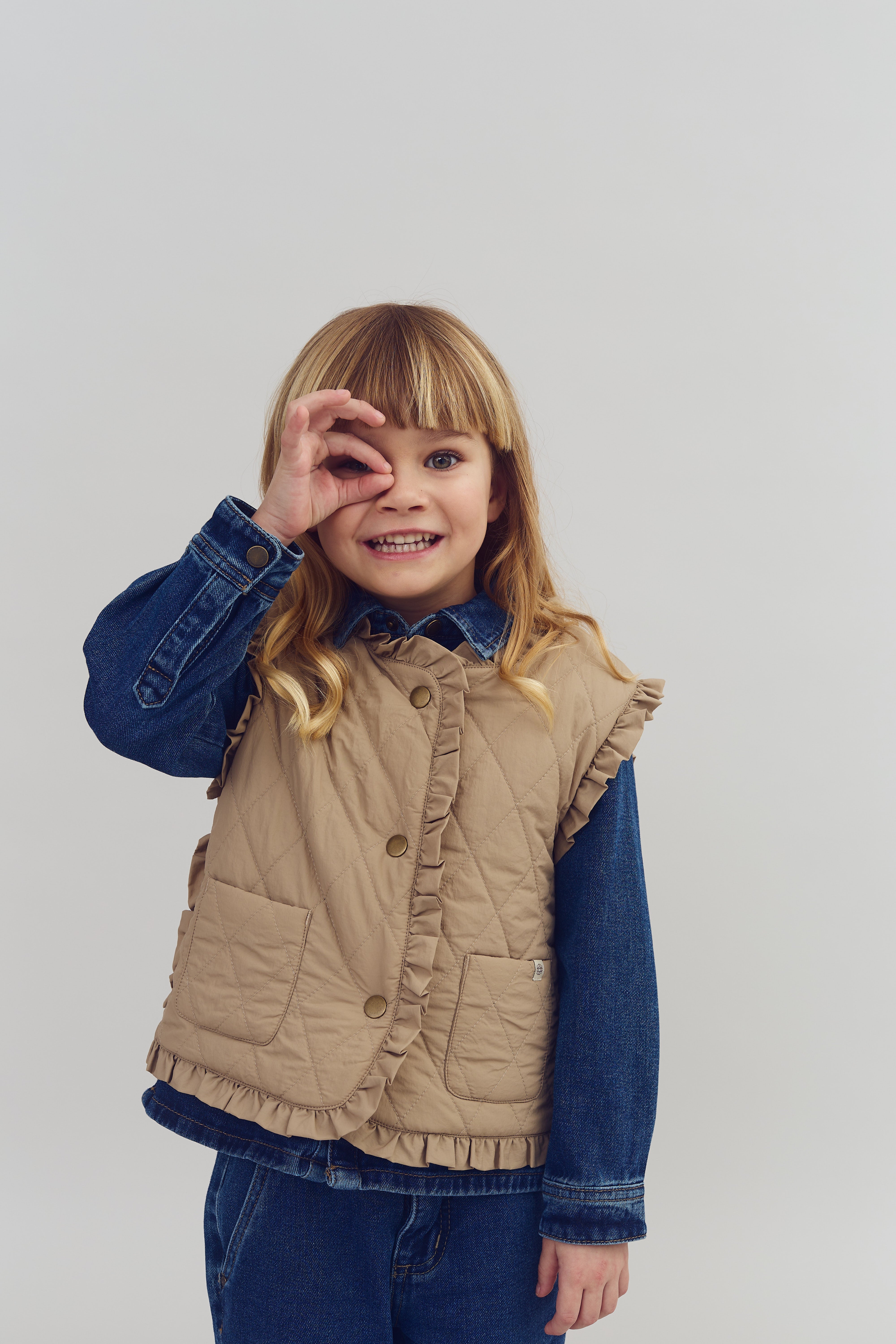 Vatteret vest med flæser - Kids - Dark beige