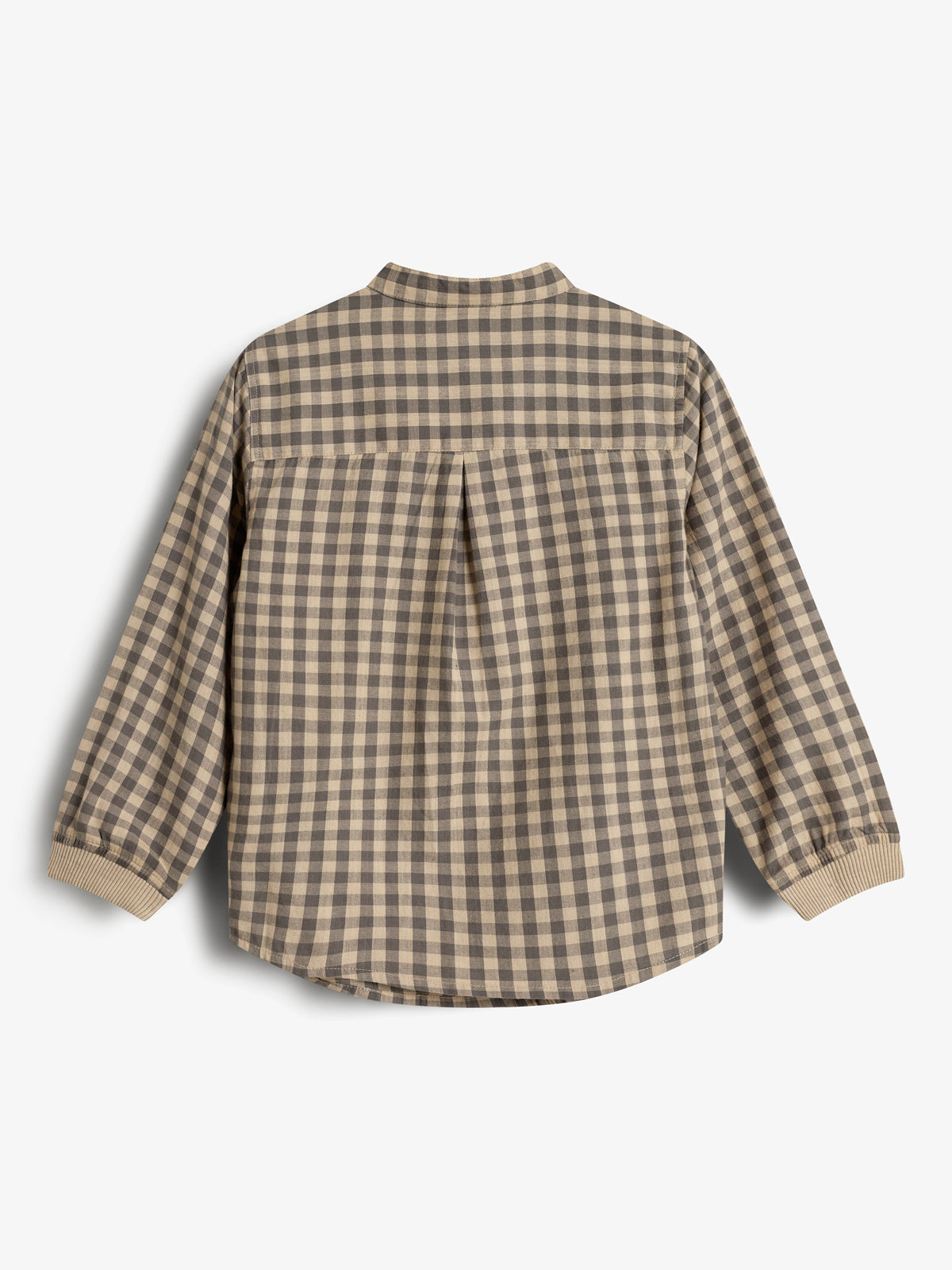 Skjorte med ternet mønster består af beige og brune farver. Skjorten ligger fladt med rygsiden opad. Baggrunden er hvid.