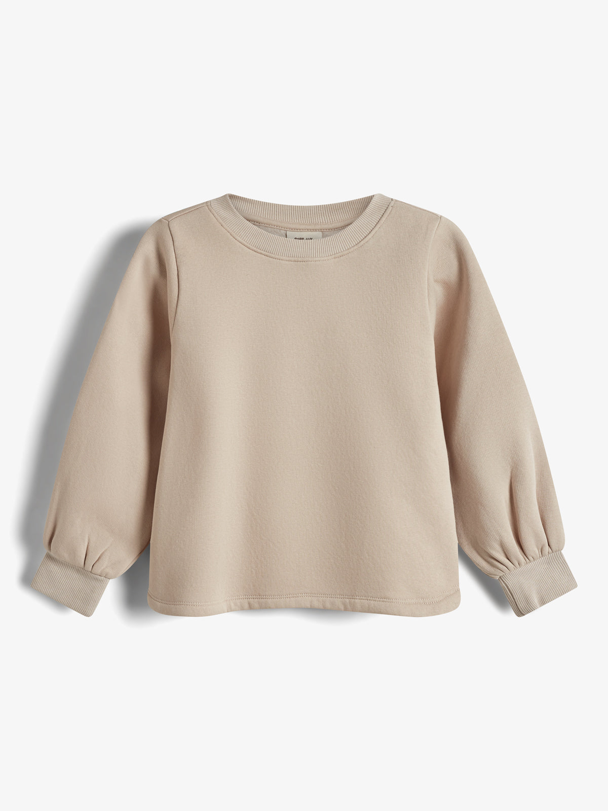 En beige sweatshirt hænger fladt mod en hvid baggrund. Den har lange ærmer med elastik på manchetterne og en rund halsudskæring.