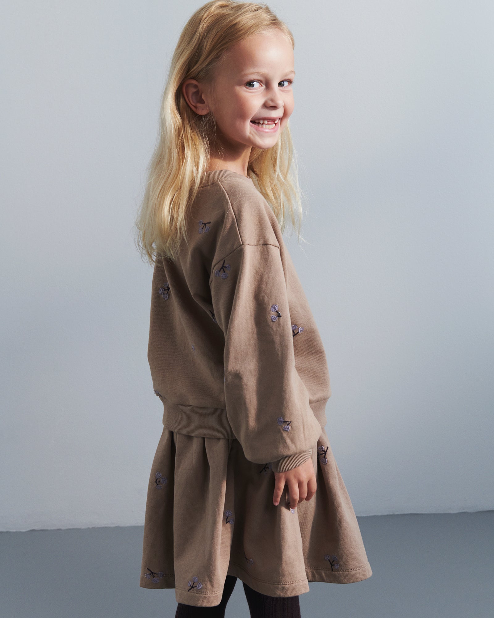 Sweatshirt m. broderi - Kids - Dark Beige