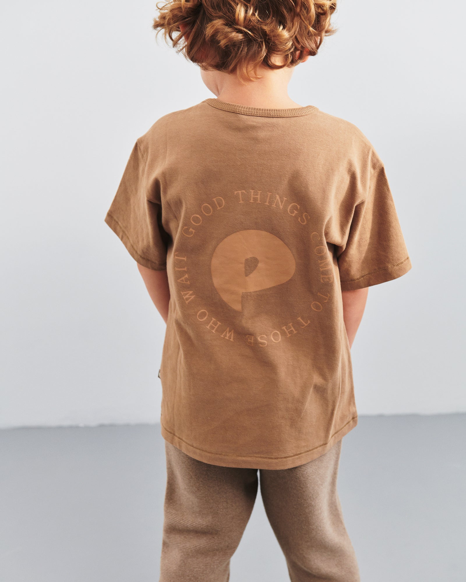 Kortærmet T-shirt med tryk på ryggen - Kids - Walnut