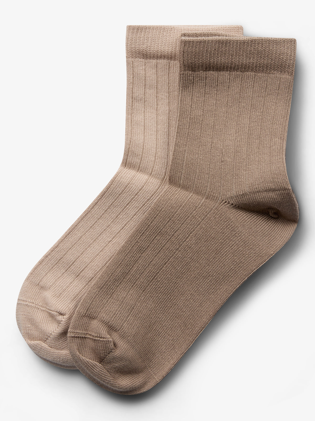 Beige strømper, liggende side om side, vises mod en hvid baggrund. Strømperne har en ribbet mønsterstruktur.