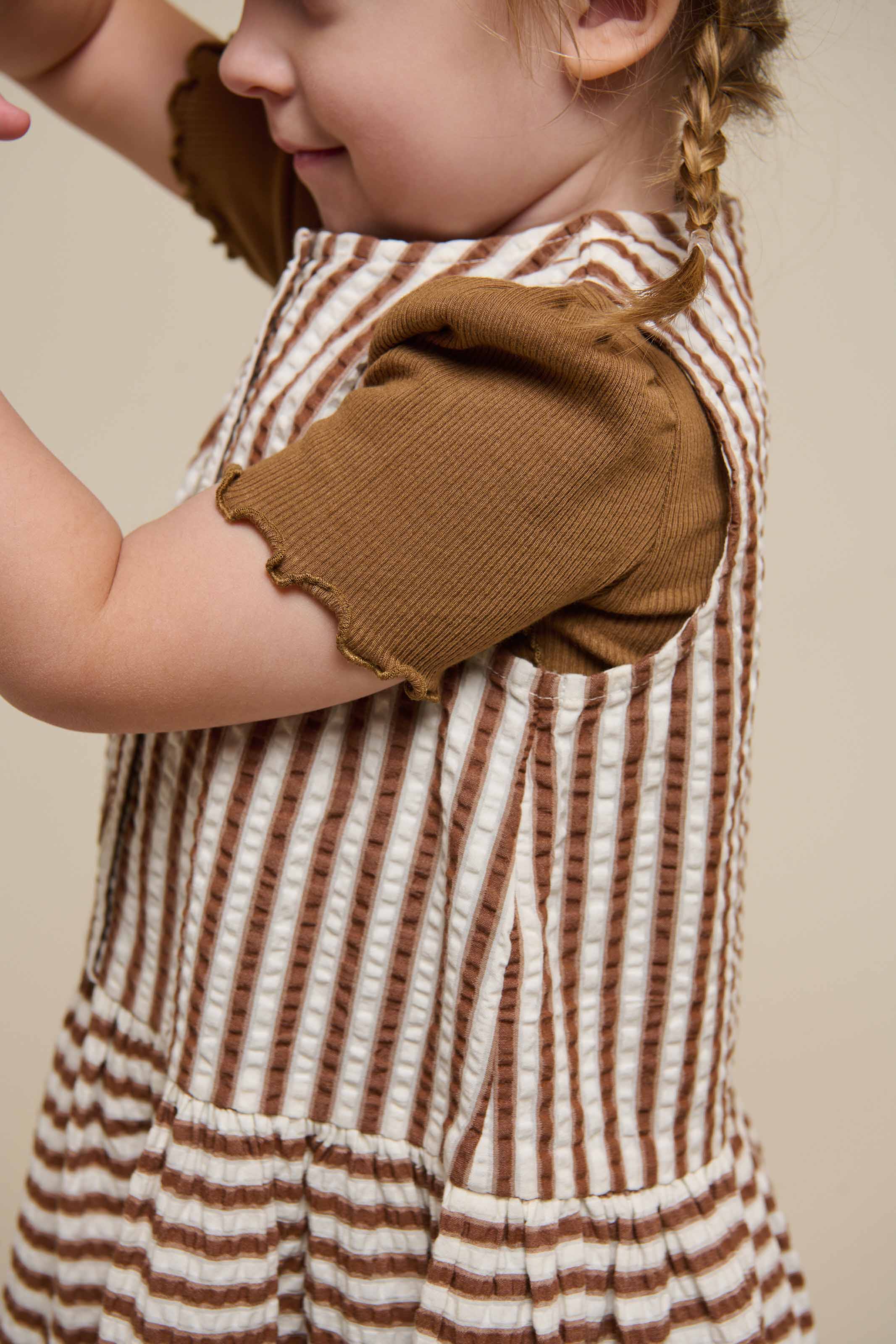 Stribet seersucker kjole - Kids - Brown | 101195 Nadia