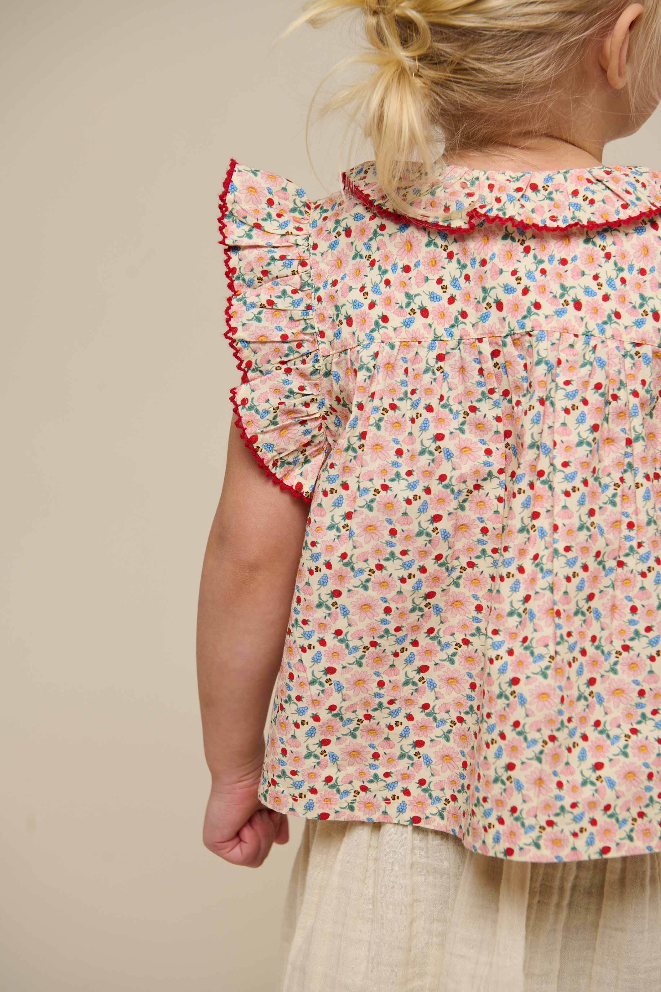 Poplintop med blomsterprint og flæse - Kids - Rose | 100948 Poppy