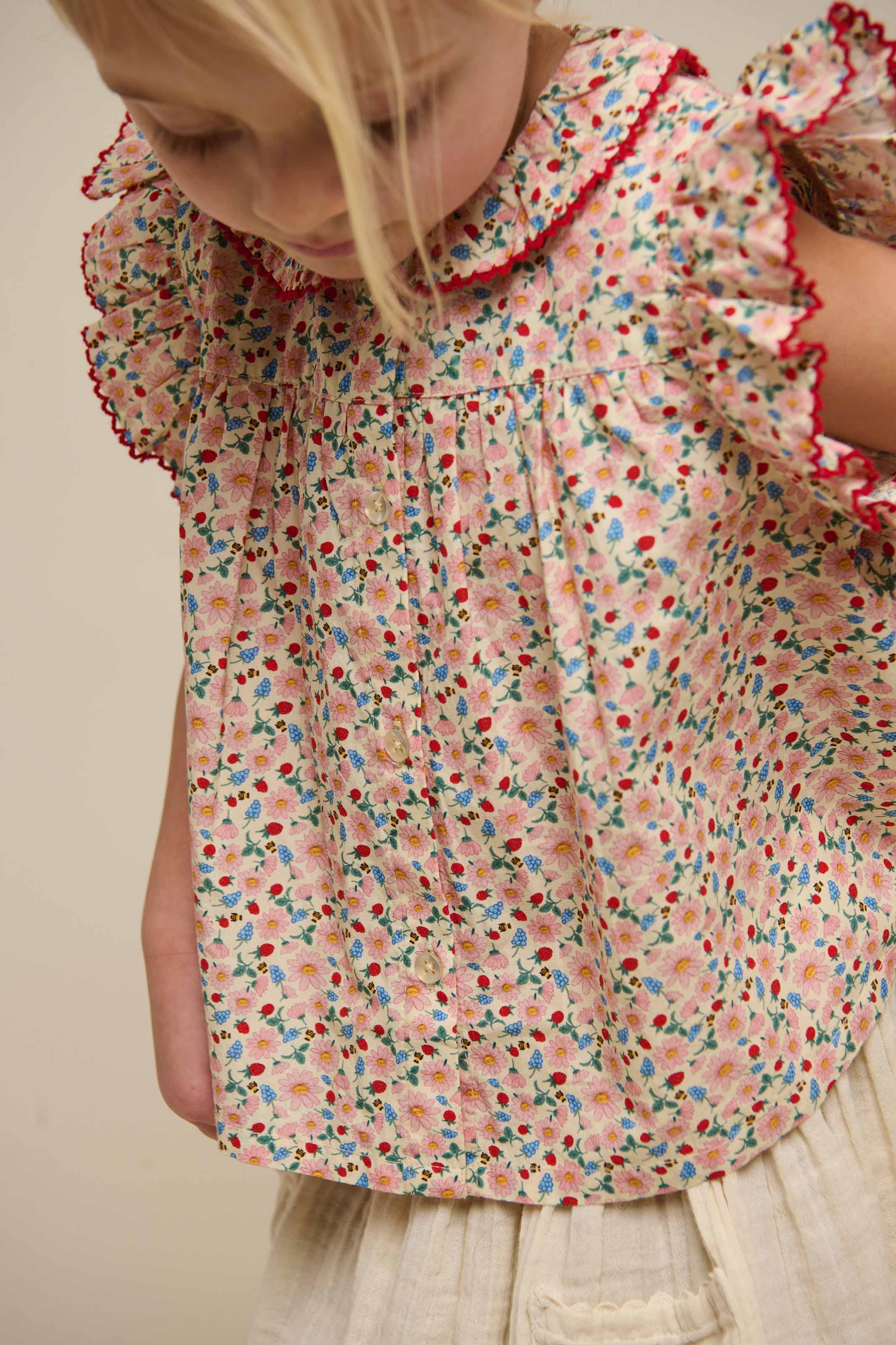 Poplintop med blomsterprint og flæse - Kids - Rose | 100948 Poppy