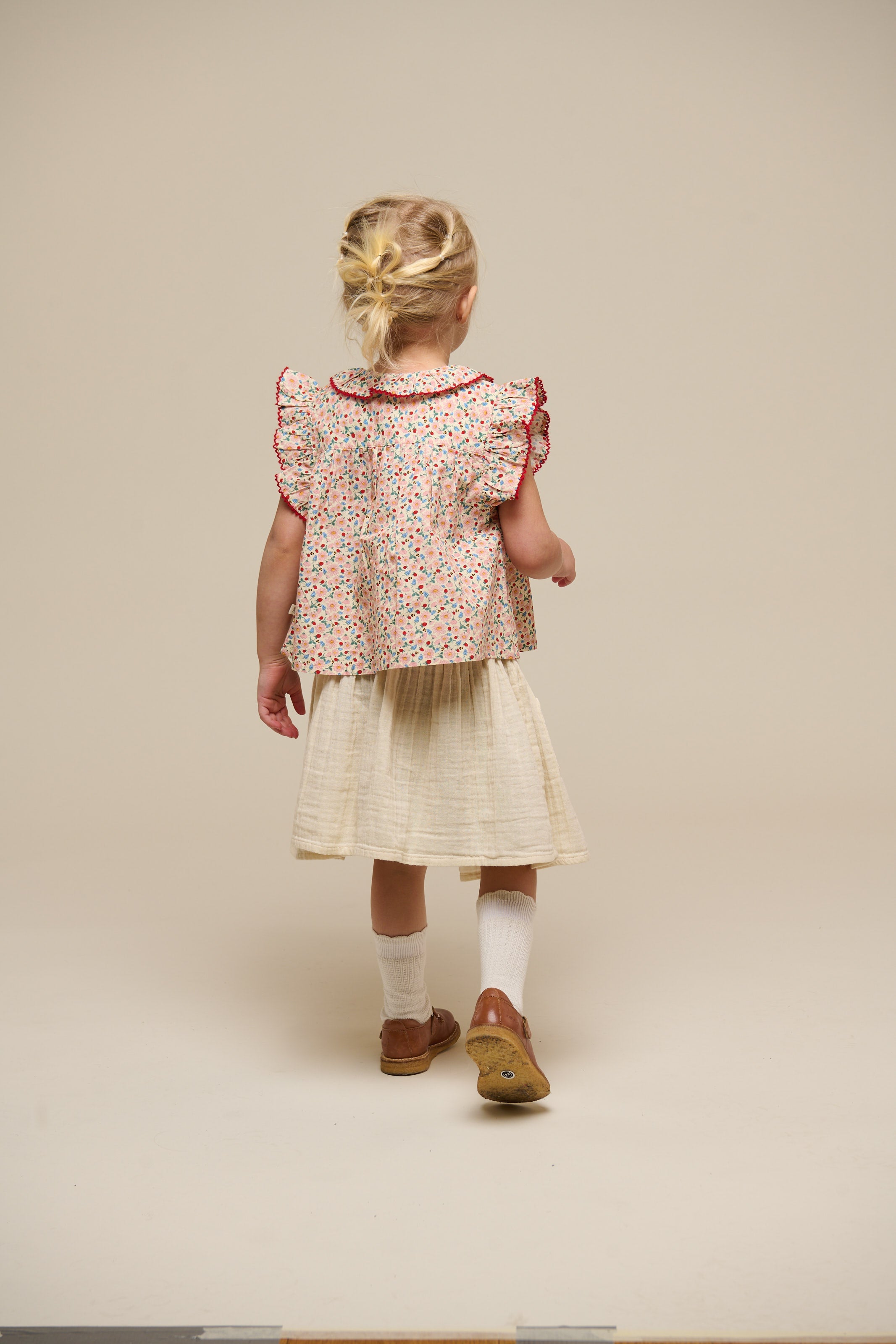 Poplintop med blomsterprint og flæse - Kids - Rose | 100948 Poppy