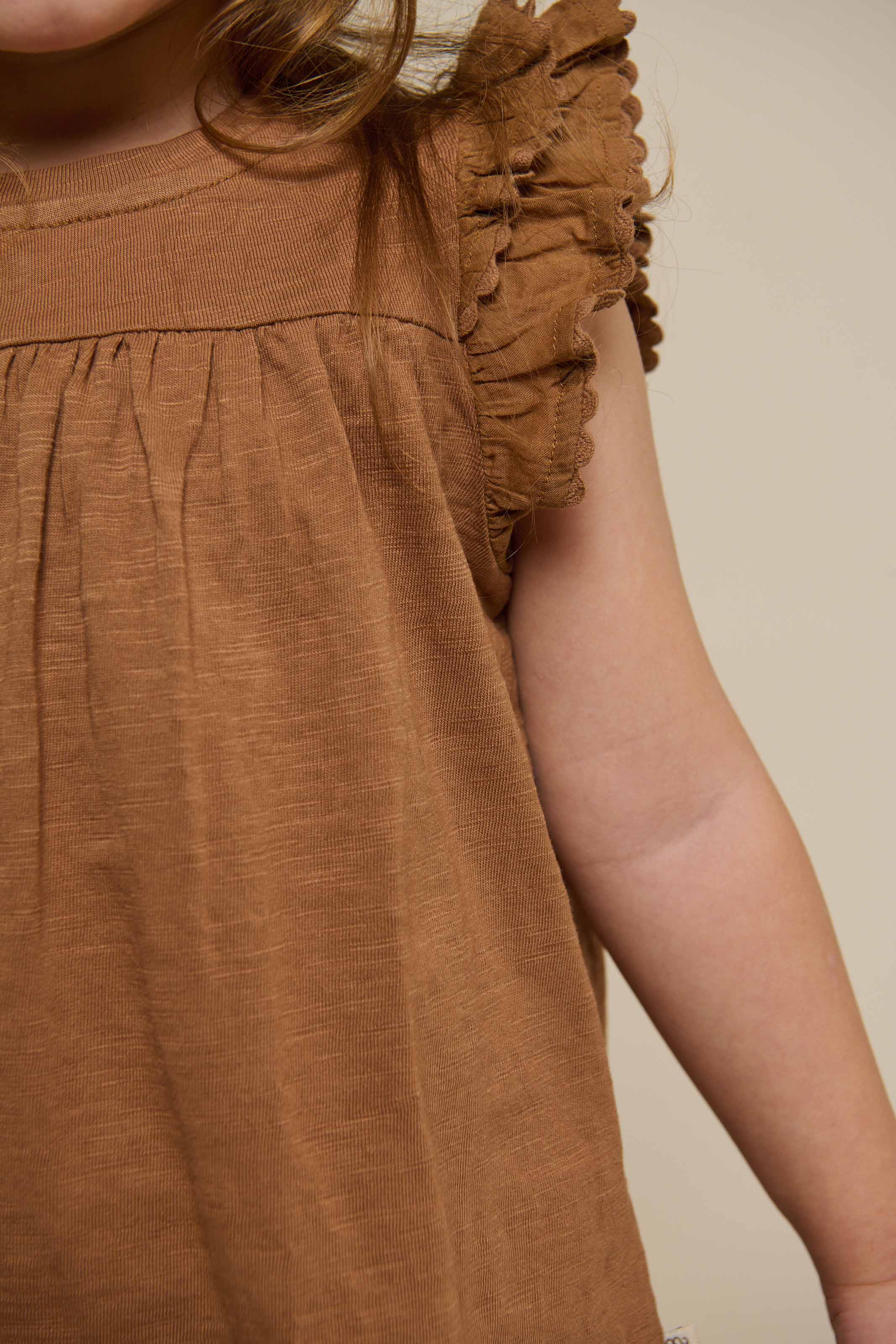 Jerseybluse med bølgebånd og flæse - Kids - Coconut | 101041 Gabriella