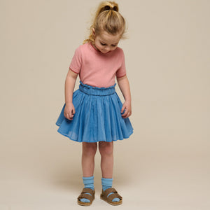 Bomuldsnederdel med bølgebånd og flæse - Kids - Dusty Blue | 101039 Alma