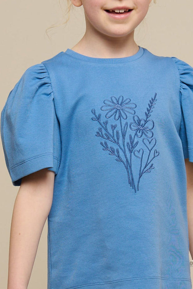 T-shirt med broderi - Tween - Dusty Blue | 101238 Amanda