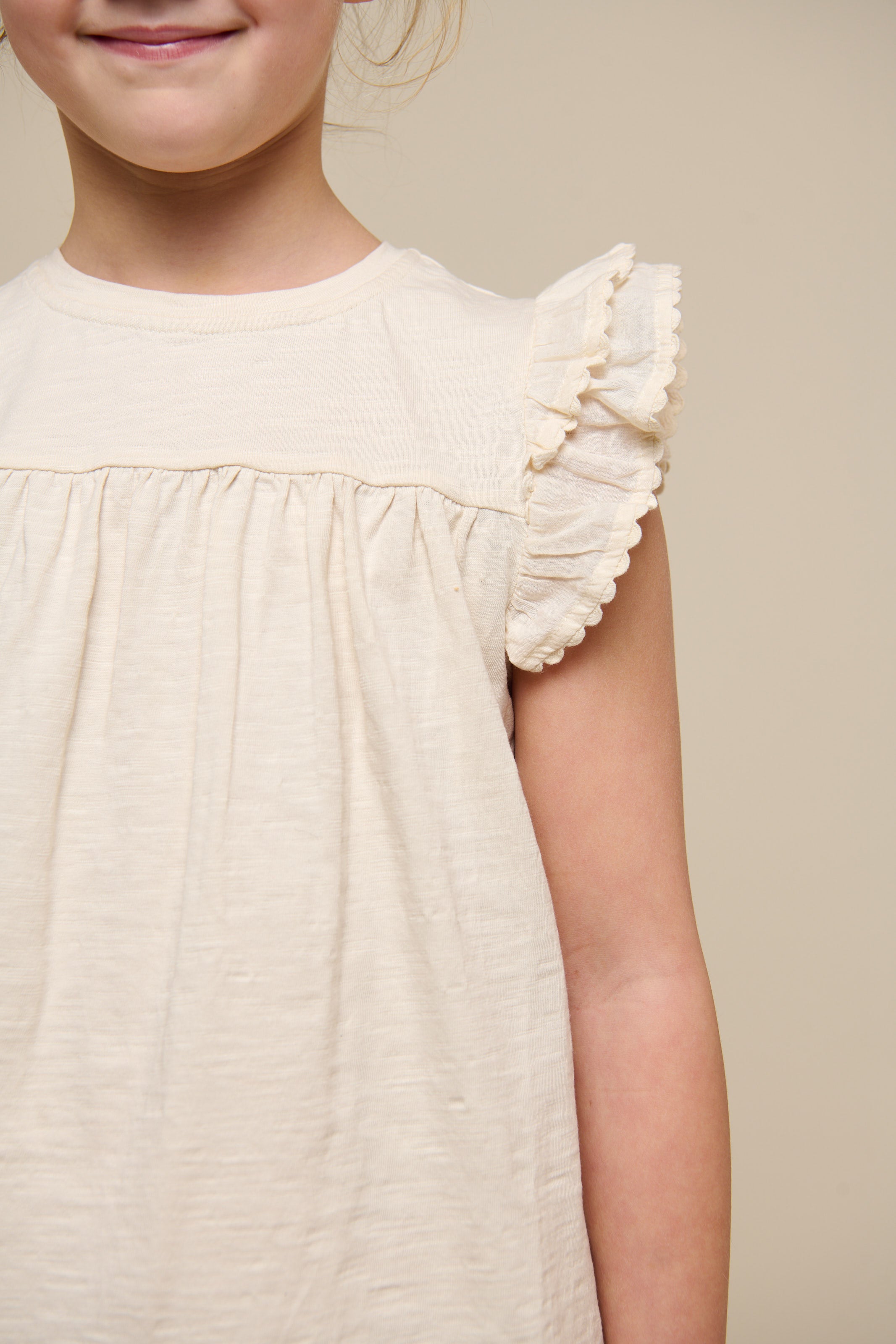 Jerseybluse med bølgebånd og flæse - Tween - Offwhite | 101071 Gabriella
