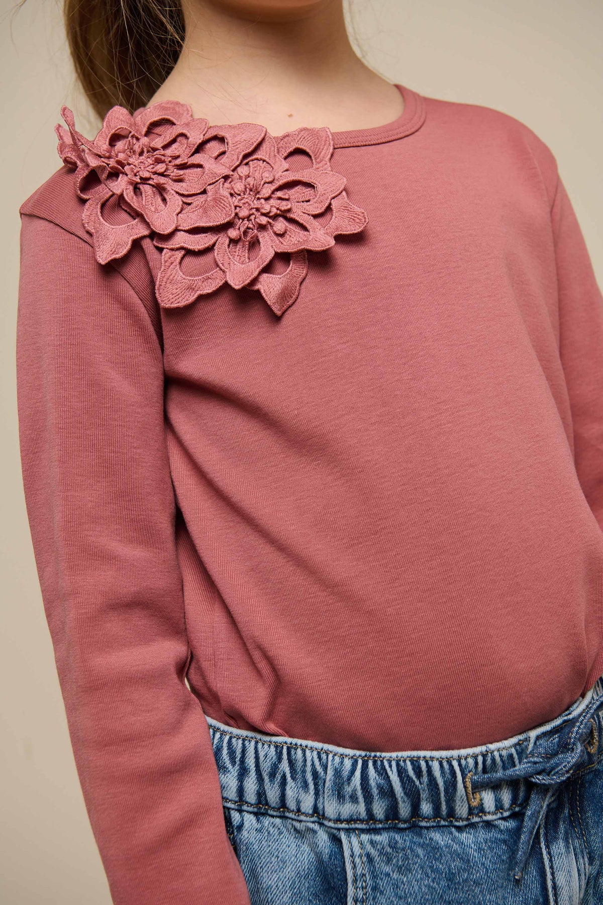 T-shirt med blomsterapplikation - Tween - Old Rose | 101234 Sarah