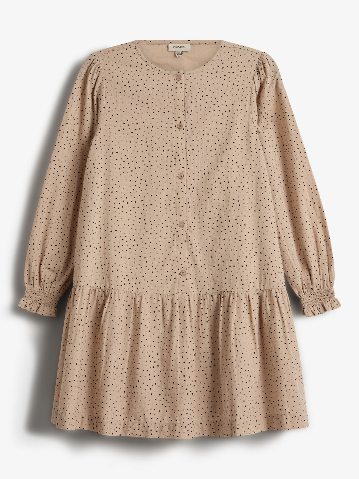 En beige kjole med sorte prikker hænger stille. Knappet foran med lange ærmer og rynket nederdel. Baggrunden er neutral og lys. Tekst: "Minimango."