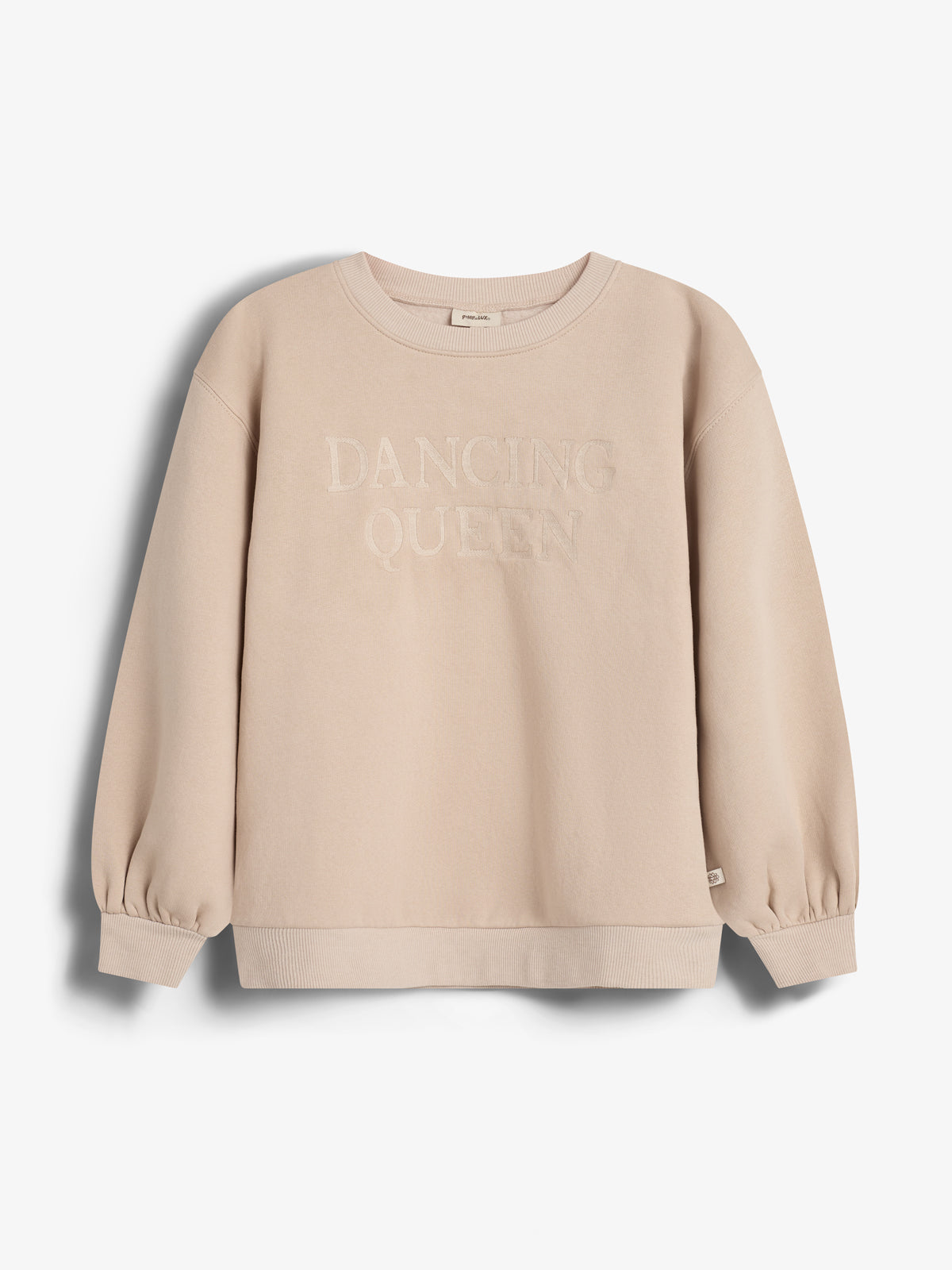 Beige sweatshirt med teksten "DANCING QUEEN" præget foran. Den har rund halsudskæring og lange ærmer. Baggrunden er hvid.